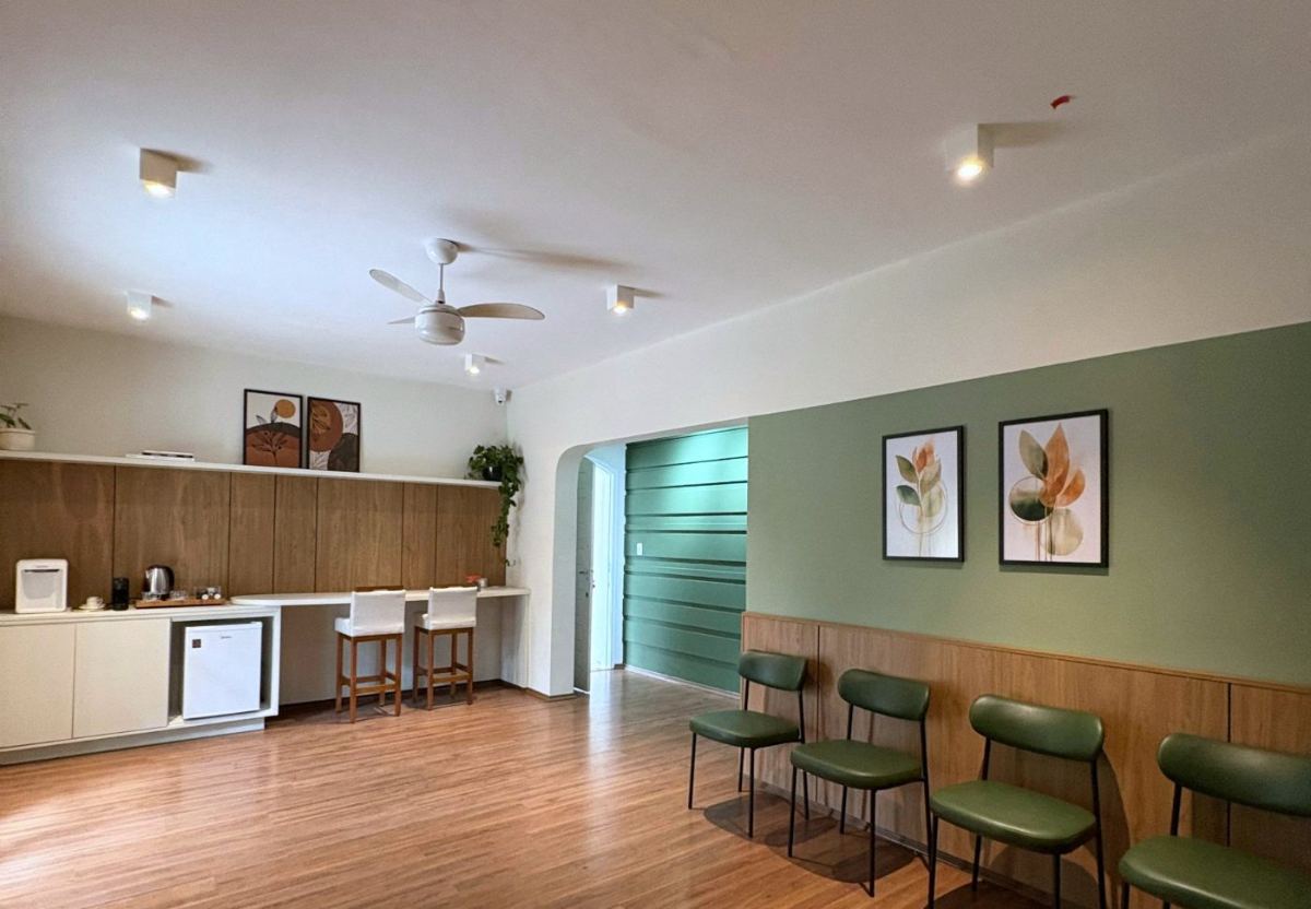 Sala de espera da Vivalis, com poltronas e plantas